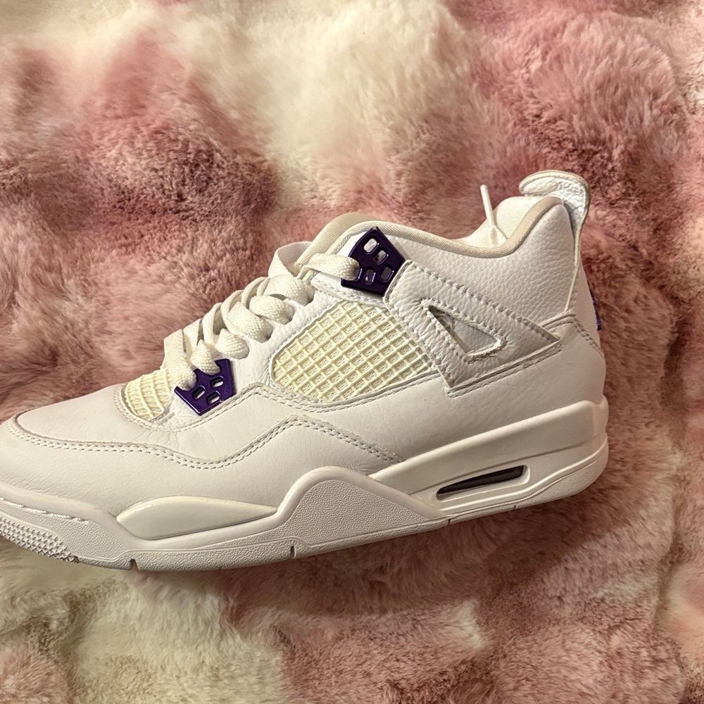 Jordan Women White Sneakers with Purple Eyelets